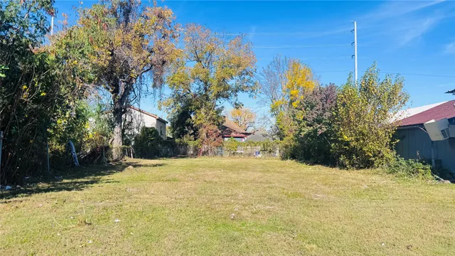 a view of a yard with a house