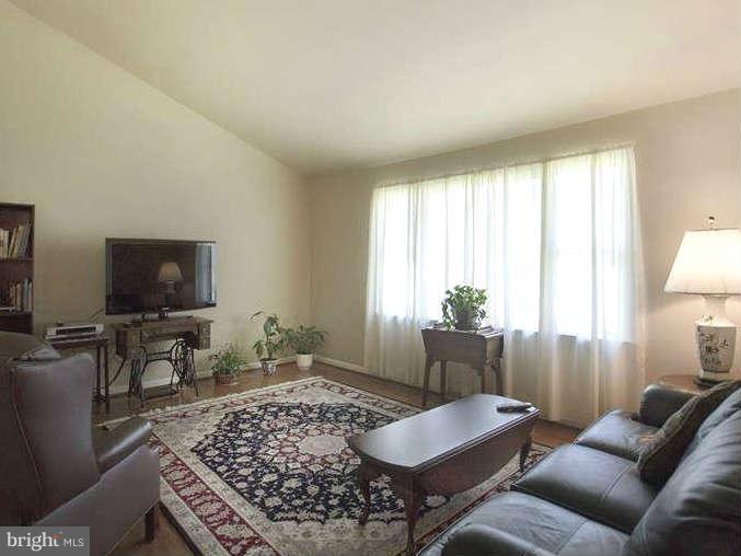 19707 Old York Road White Hall, MD 21161 - Photo 2 of 29 Living Room