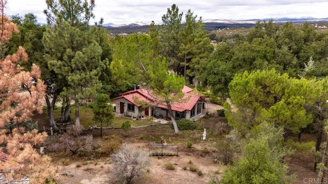 a view of a houses with a yard