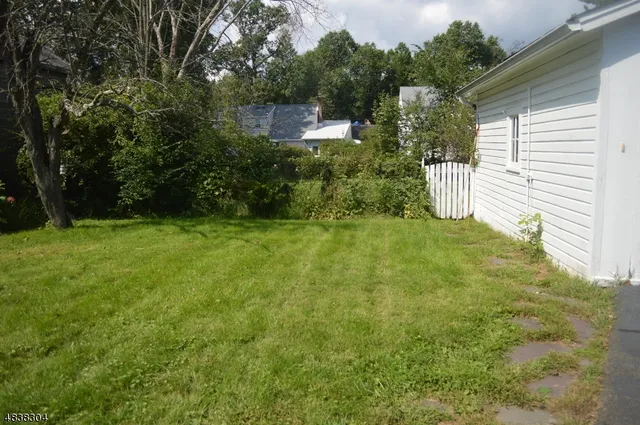 a view of a back yard