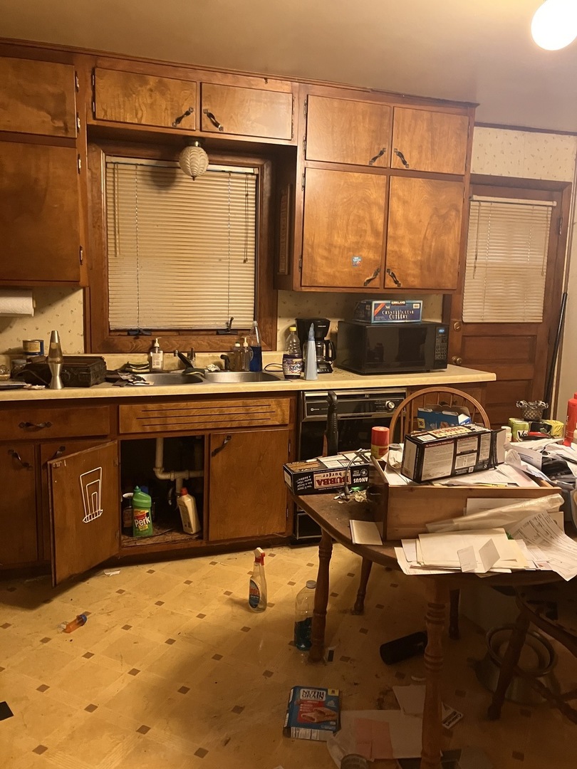 412 Meadow Lane Lake Zurich, IL 60047 - Photo 5 of 9 a kitchen with a table chairs and a stove