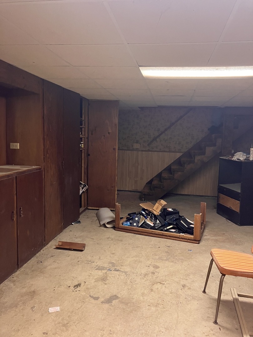 412 Meadow Lane Lake Zurich, IL 60047 - Photo 8 of 9 a view of room with air conditioner duct and materials on floor