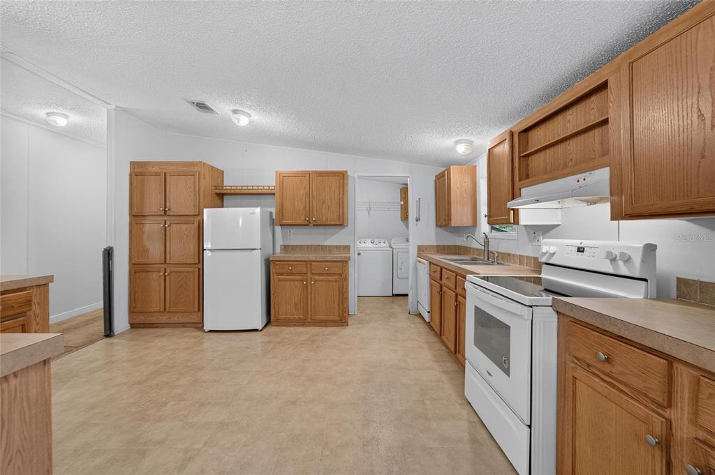 1205 Crystal Springs Road Zephyrhills, FL 33540 - Photo 10 of 79