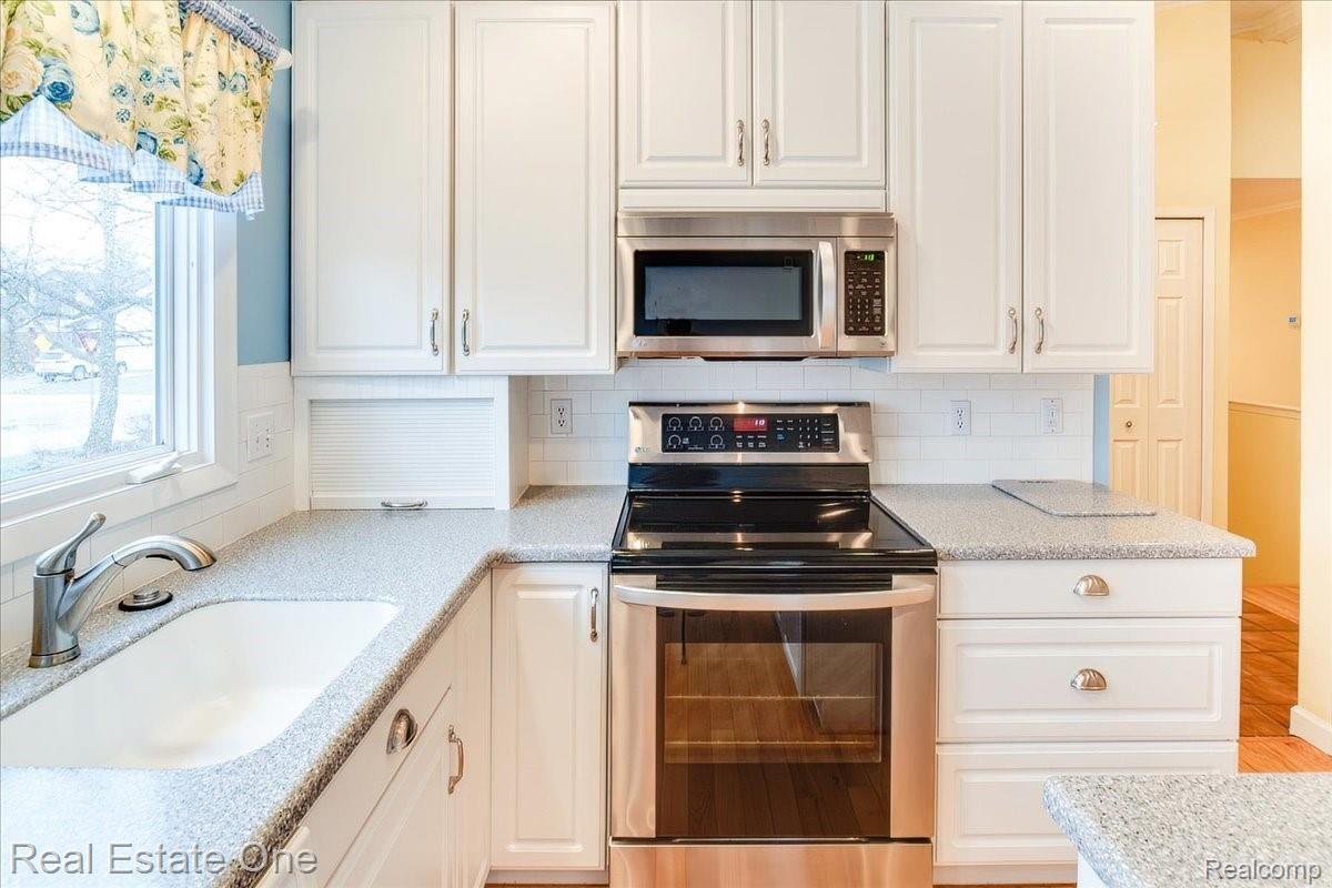 2051 Warrington Road Rochester, MI 48307 - Photo 11 of 64 11-11.jpg