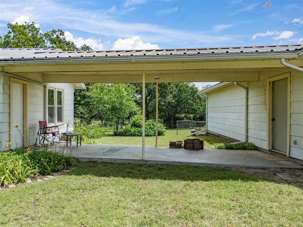 381 Bynum Road Bowie, TX 76230 - Photo 5 of 40