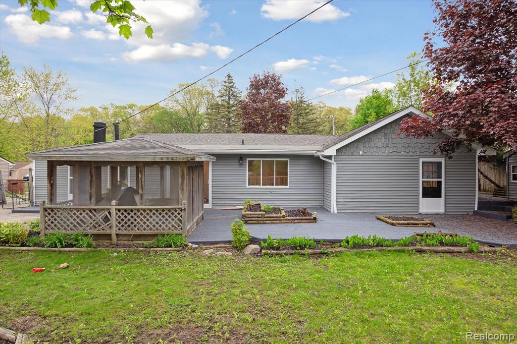 1932 Henbert Road West Bloomfield, MI 48324 - Photo 45 of 46