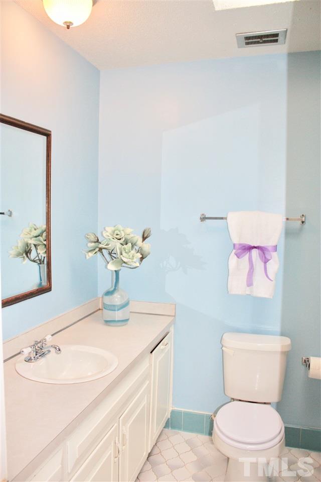 1009 Pebblebrook Drive Raleigh, NC 27609 - Photo 24 of 25 Large guest bath with skylight.