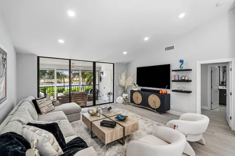 $299,900 | 49 Eastgate Drive, Unit B, Boynton Beach, FL 33436