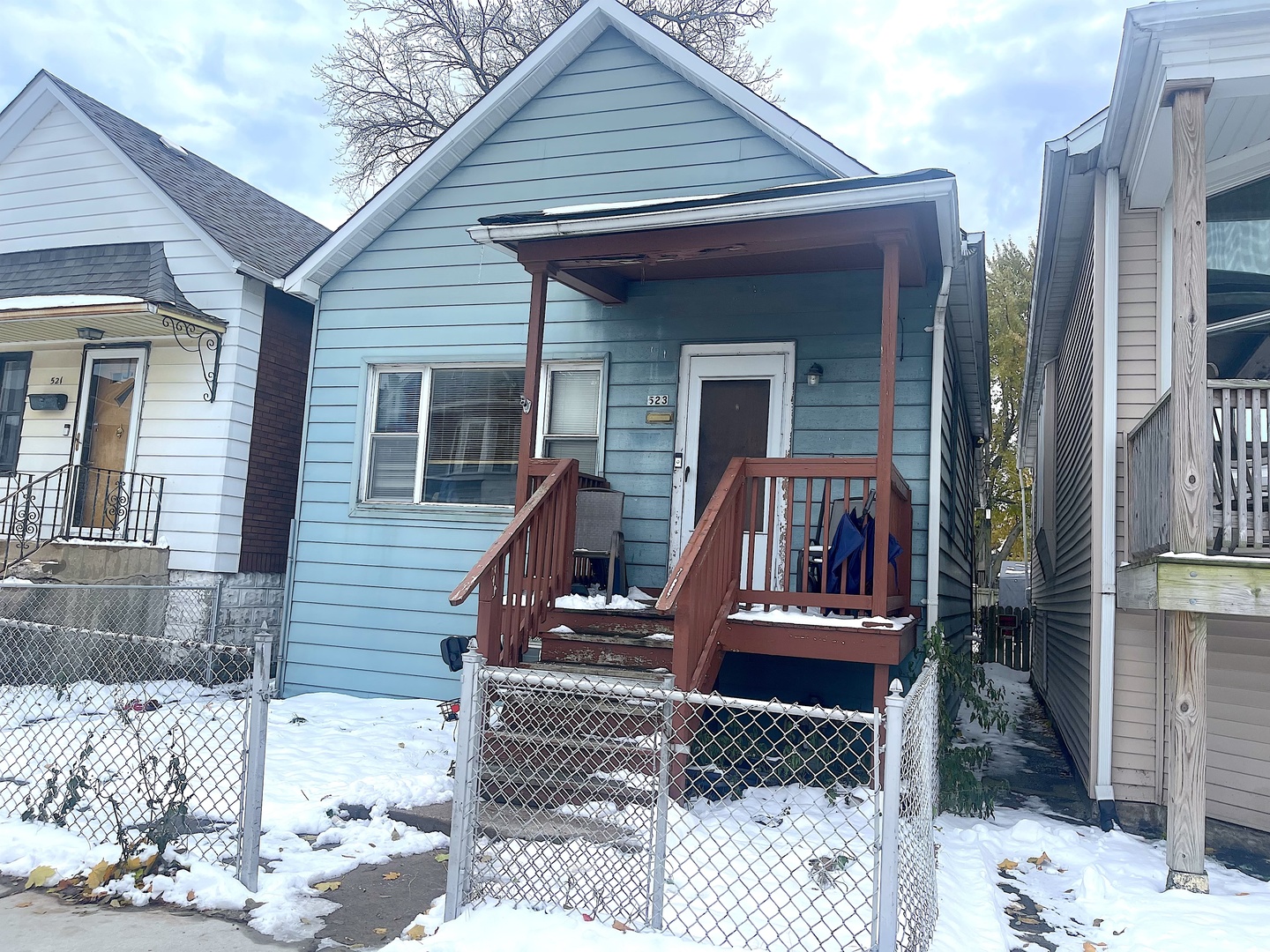 523 West 44th Street Chicago, IL 60609 - Photo 2 of 8 a view of a house with a yard
