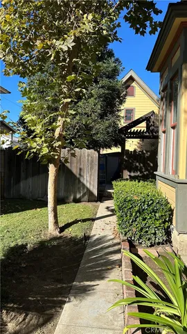 a view of a backyard