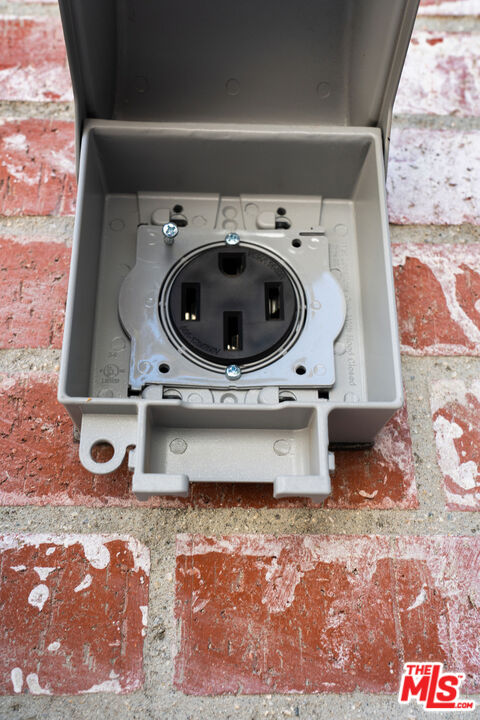 4136 McFarlane Avenue Burbank, CA 91505 - Photo 18 of 24 a bathroom with a sink and mirror