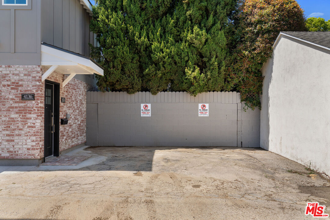 4136 McFarlane Avenue Burbank, CA 91505 - Photo 19 of 24 a view of a garage