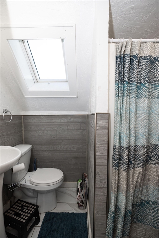 700 Franklin Street Worcester, MA 01604 - Photo 20 of 24 a bathroom with a toilet a sink and a window