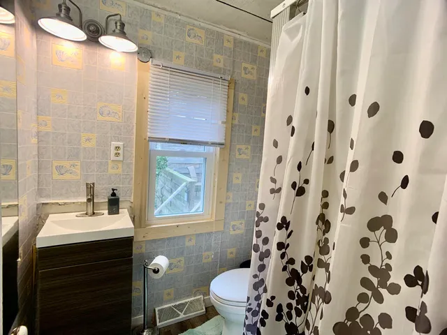 $1,500 | 5537 Lakeshore Avenue, Holland, MI 49424