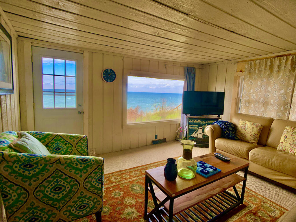 5537 Lakeshore Avenue Holland, MI 49424 - Photo 4 of 24 E781BBE2-B23A-4C68-BCE8-35DE6E56641A_1_1