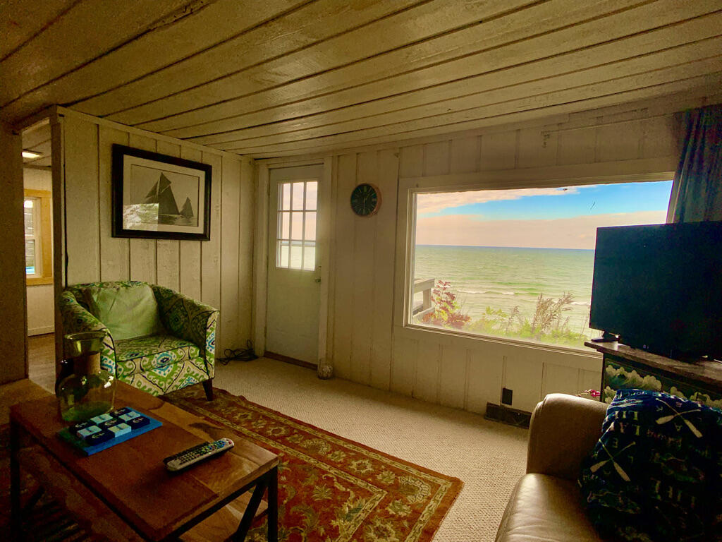 5537 Lakeshore Avenue Holland, MI 49424 - Photo 5 of 24 4B5E1E84-5067-4B6F-B809-8D1640B942C1_1_1