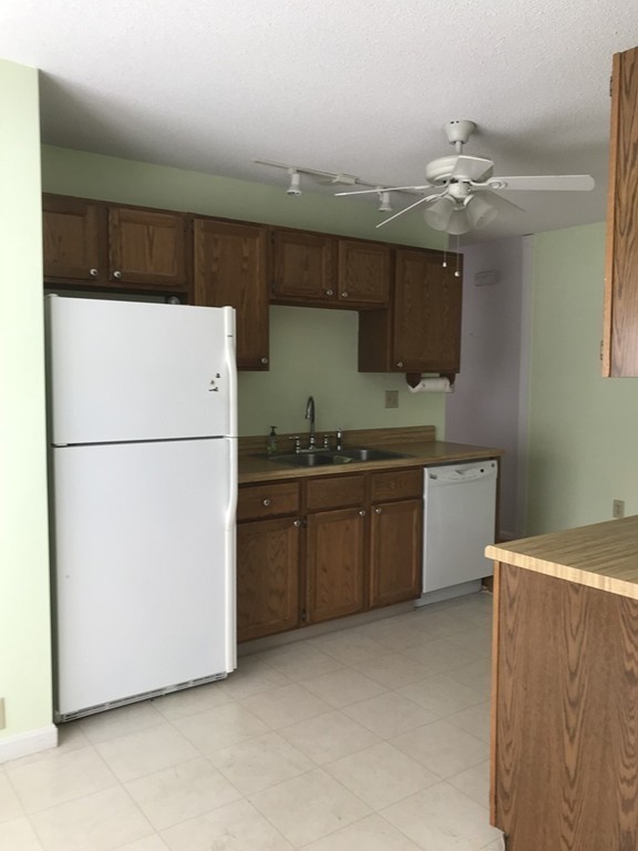 11 Castlegate Drive, Unit B Springfield, MA 01129 - Photo 8 of 28 Gallery Image 8