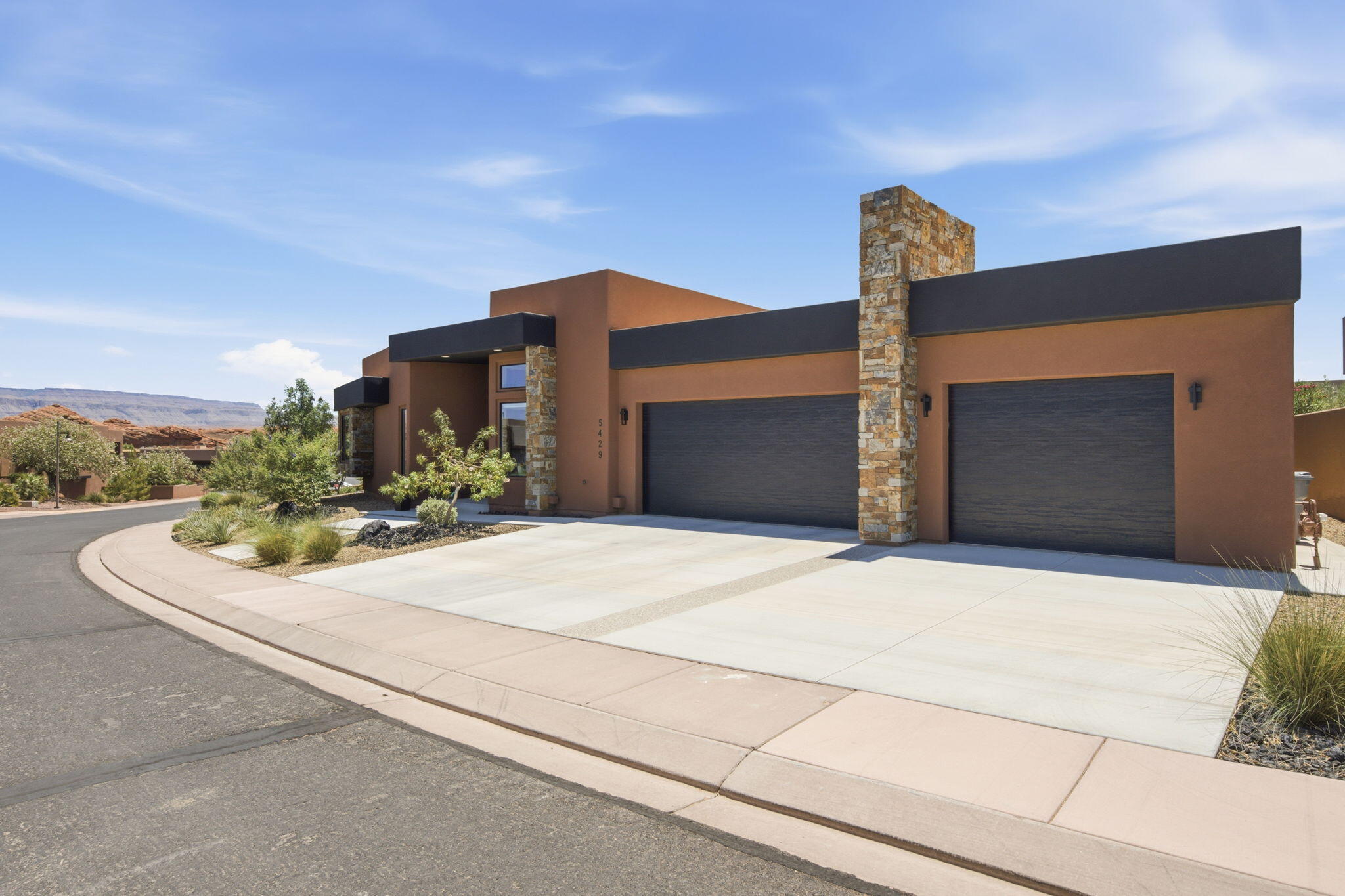 5429 West Copper Cliffs Way Hurricane, UT 84737 - Photo 4 of 48 3-car garage