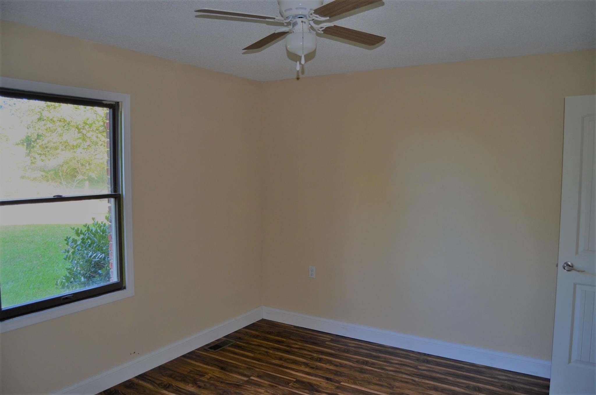 190 Meister Hills Road Deer Lodge, TN 37726 - Photo 11 of 40 a view of small space with wooden floor and windows