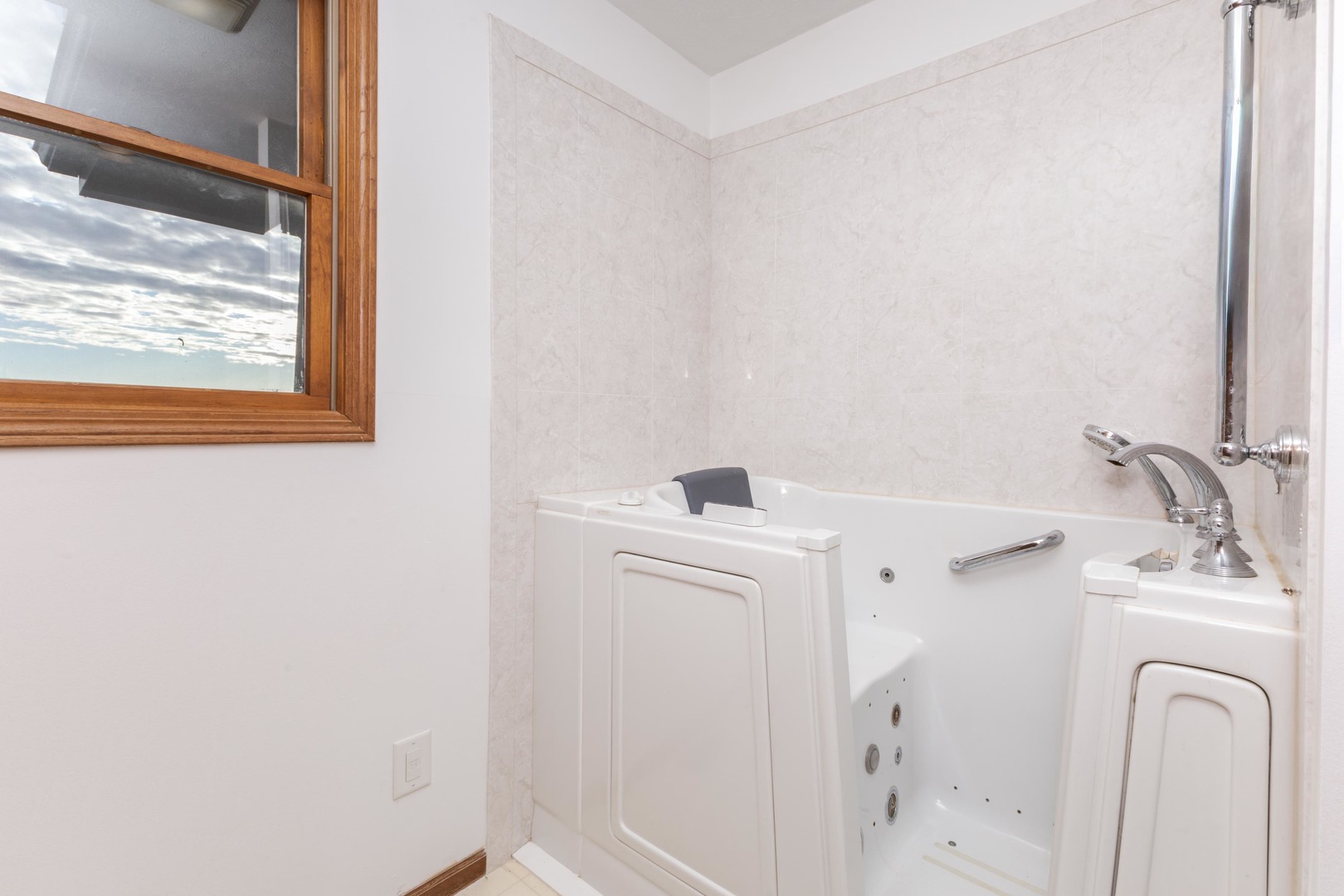 23601 North 1700 E Road Odell, IL 60460 - Photo 39 of 49 a bathroom with a sink a window and a mirror