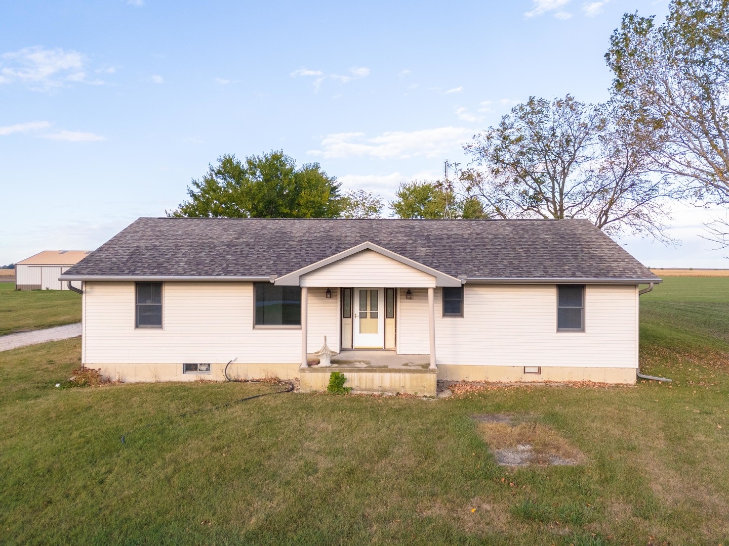 23601 North 1700 E Road Odell, IL 60460 - Photo 4 of 49 a house view with a garden space