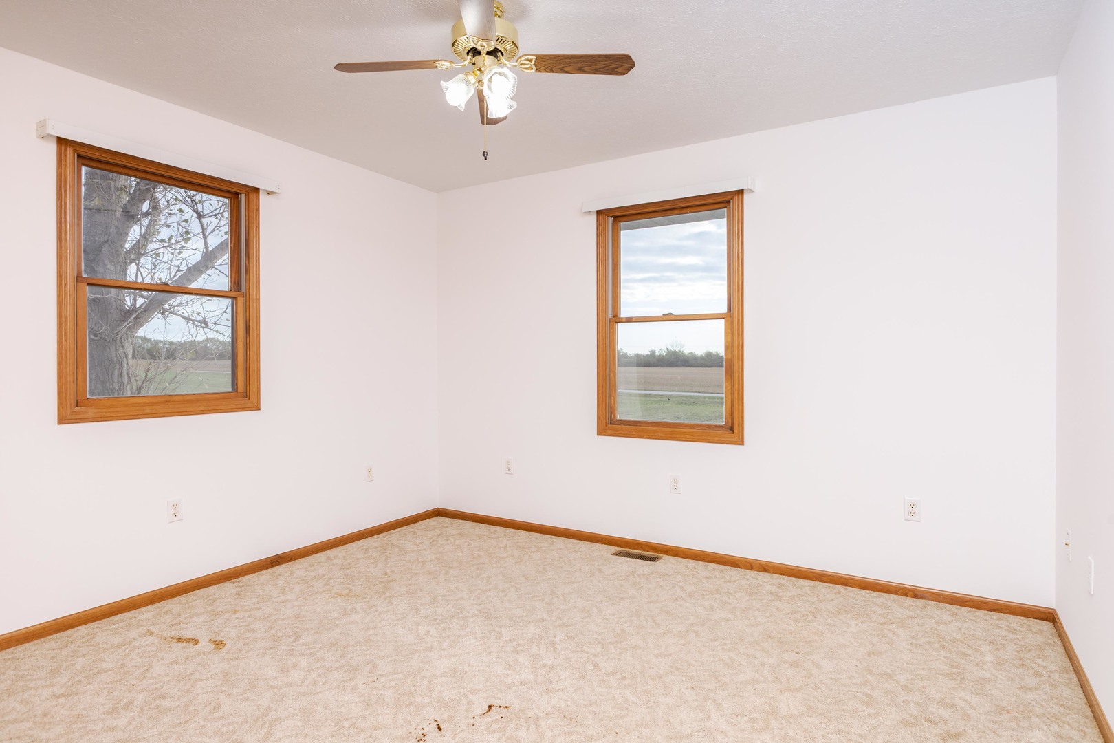 23601 North 1700 E Road Odell, IL 60460 - Photo 41 of 49 a view of an empty room with a window