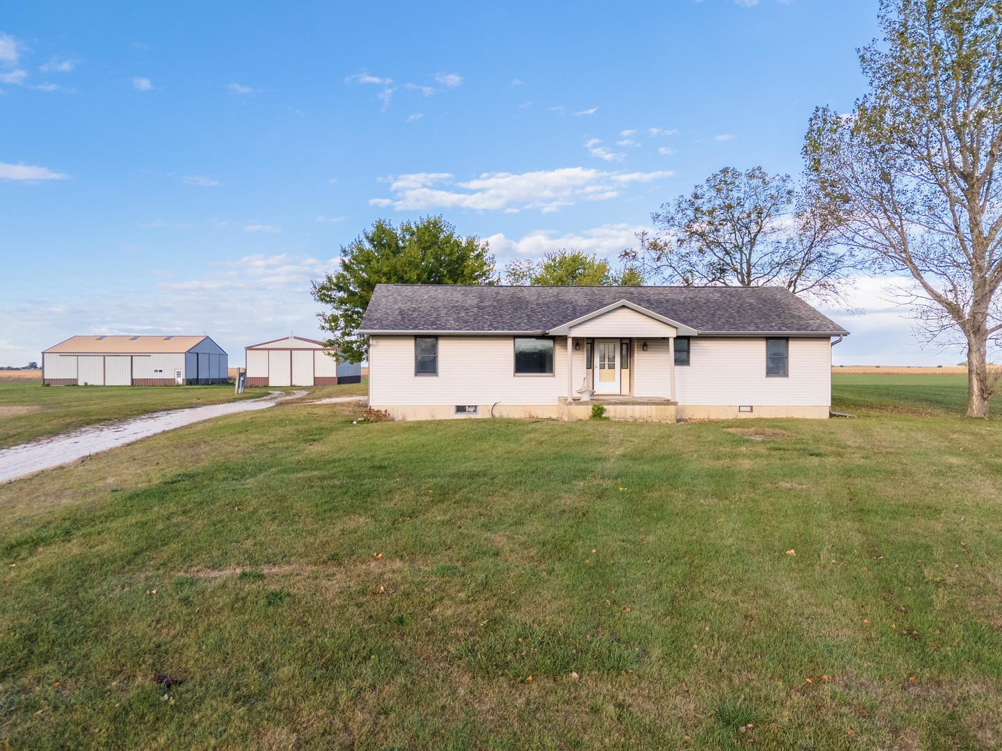 23601 North 1700 E Road Odell, IL 60460 - Photo 6 of 49 a front view of a house with garden