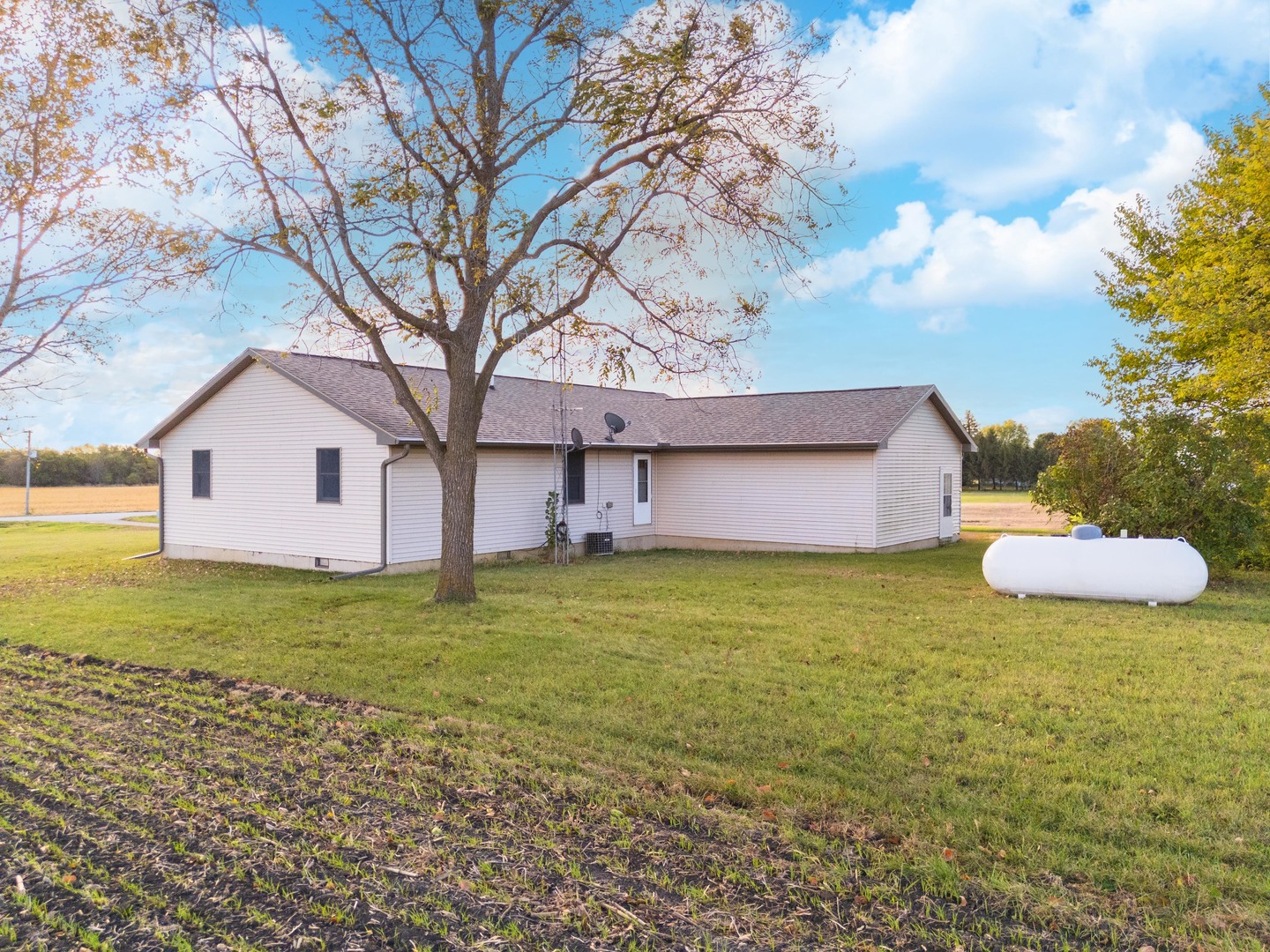 23601 North 1700 E Road Odell, IL 60460 - Photo 7 of 49 a view of a house with a yard