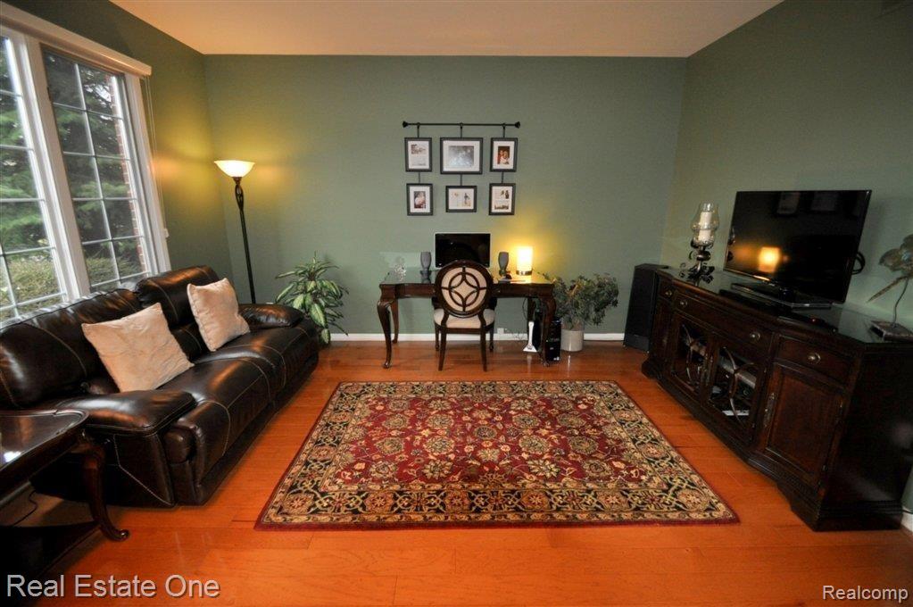 1306 Welland Drive Rochester, MI 48306 - Photo 2 of 25 Living Room
