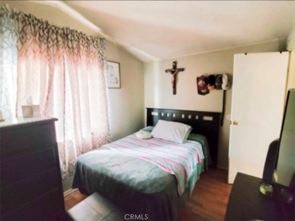 2500 North State Highway 59, Unit 278 Merced, CA 95348 - Photo 21 of 25 a bedroom with a bed and a window