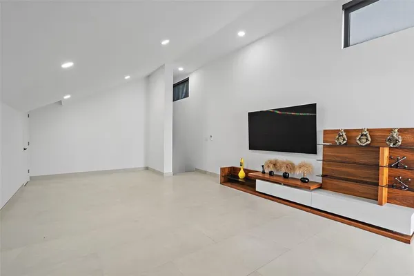 $12,000 | 585 Dolphin Avenue Southeast, St. Petersburg, FL 33705