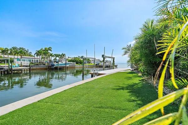 $12,000 | 585 Dolphin Avenue Southeast, St. Petersburg, FL 33705