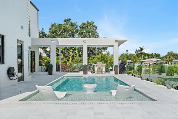 $12,000 | 585 Dolphin Avenue Southeast, St. Petersburg, FL 33705