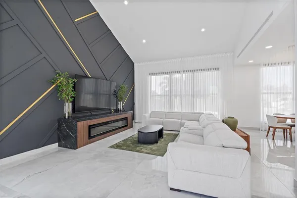 $12,000 | 585 Dolphin Avenue Southeast, St. Petersburg, FL 33705