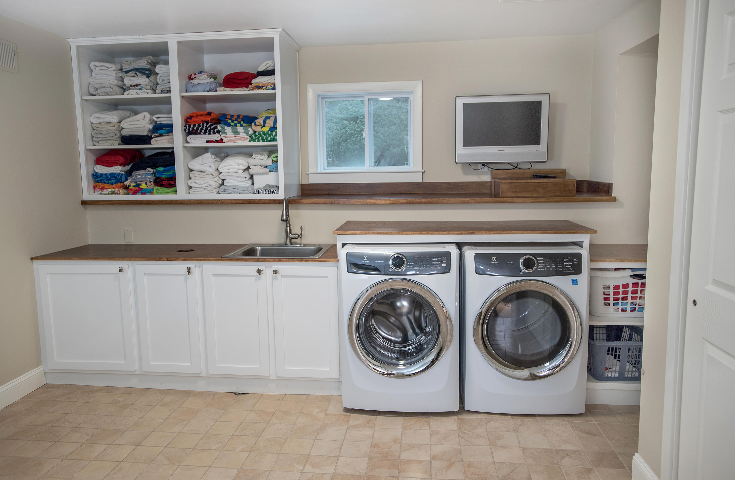 130 Skyview Lane New Canaan, CT 06840 - Photo 42 of 44 a utility room with dryer and washer