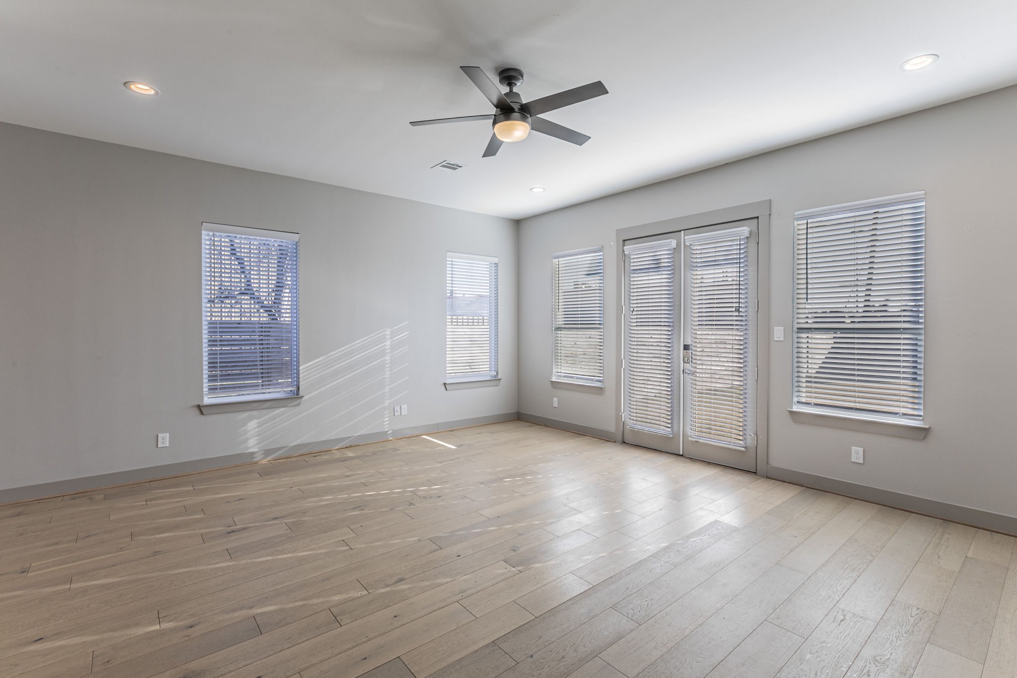 5714 Kemp Street Houston, TX 77023 - Photo 2 of 24