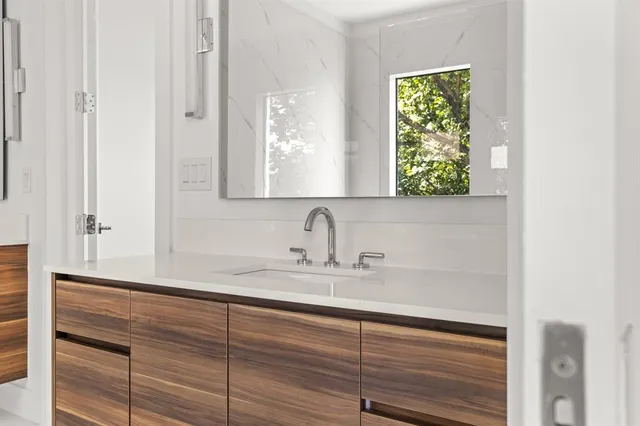 $975,000 | 610 North Oak Cliff Boulevard, Unit 306, Dallas, TX 75208