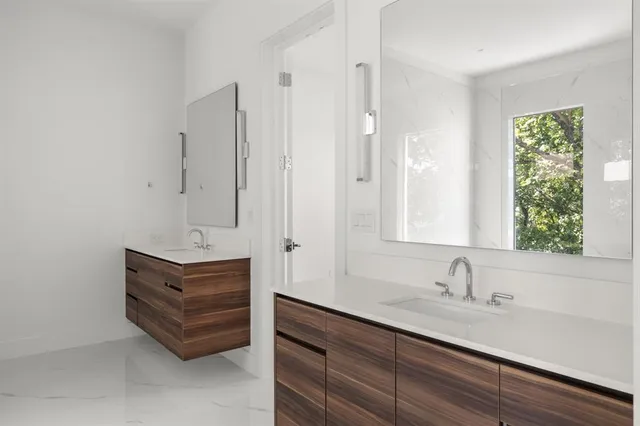 $975,000 | 610 North Oak Cliff Boulevard, Unit 306, Dallas, TX 75208