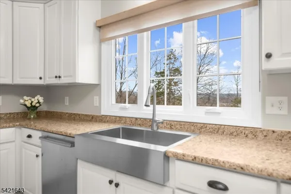 $975,000 | 10 Blue Cliff Drive, Lebanon, NJ 08833