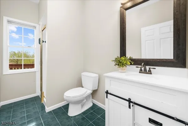 $975,000 | 10 Blue Cliff Drive, Lebanon, NJ 08833