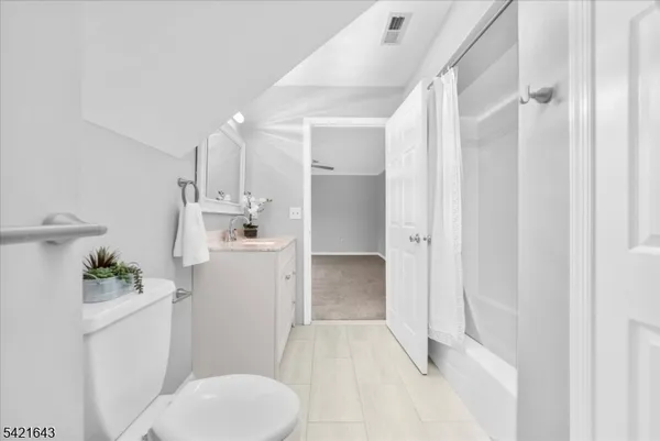 $975,000 | 10 Blue Cliff Drive, Lebanon, NJ 08833