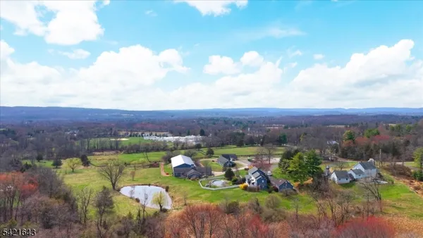 $975,000 | 10 Blue Cliff Drive, Lebanon, NJ 08833