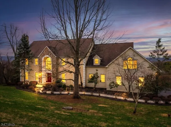 $975,000 | 10 Blue Cliff Drive, Lebanon, NJ 08833