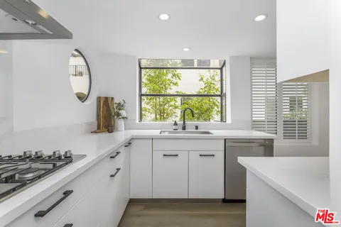 $1,200,000 | 11601 Montana Avenue, Unit PH7, Los Angeles, CA 90049