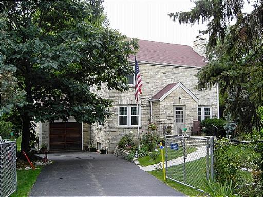 522 North Happ Road Northfield, IL 60093 - Photo 1 of 1 a front view of a house with garden