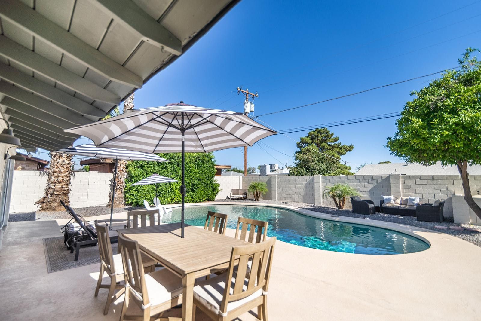 7435 East Granada Road Scottsdale, AZ 85257 - Photo 4 of 28 a view of a swimming pool with a patio