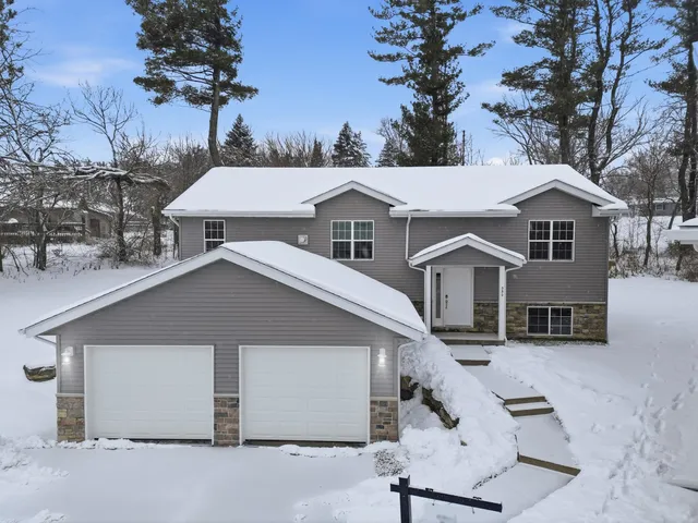 $430,000 | 330 Waite Lane, Platteville, WI 53818