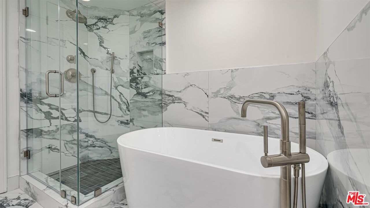 10555 Ashton Avenue, Unit 201 Los Angeles, CA 90024 - Photo 25 of 33 a bathroom with a bathtub