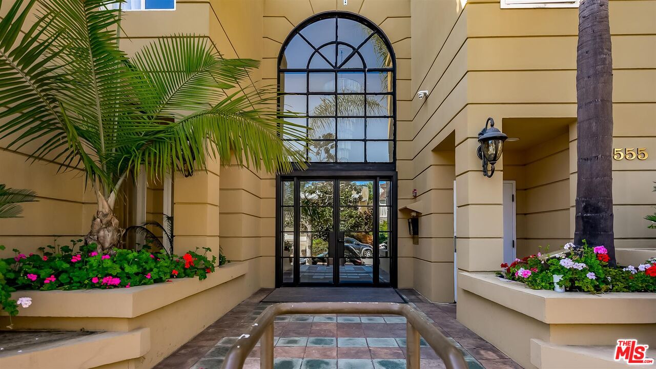 10555 Ashton Avenue, Unit 201 Los Angeles, CA 90024 - Photo 3 of 33 a view of a interior of the house