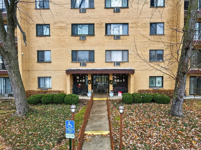 $199,000 | 6670 South Brainard Avenue, Unit 209, Countryside, IL 60525